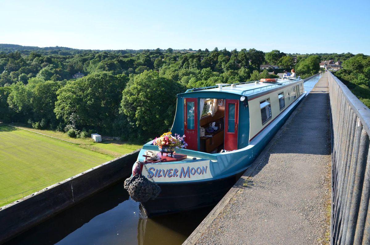 Cheshire Cat Silver Moon crossing the Pontcysyllte Aqueduct